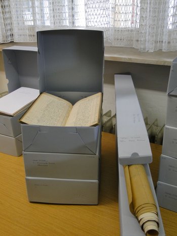 Ihr Archiv bei uns Ihr Archiv bei uns: Archivmaterial auf einem Tisch